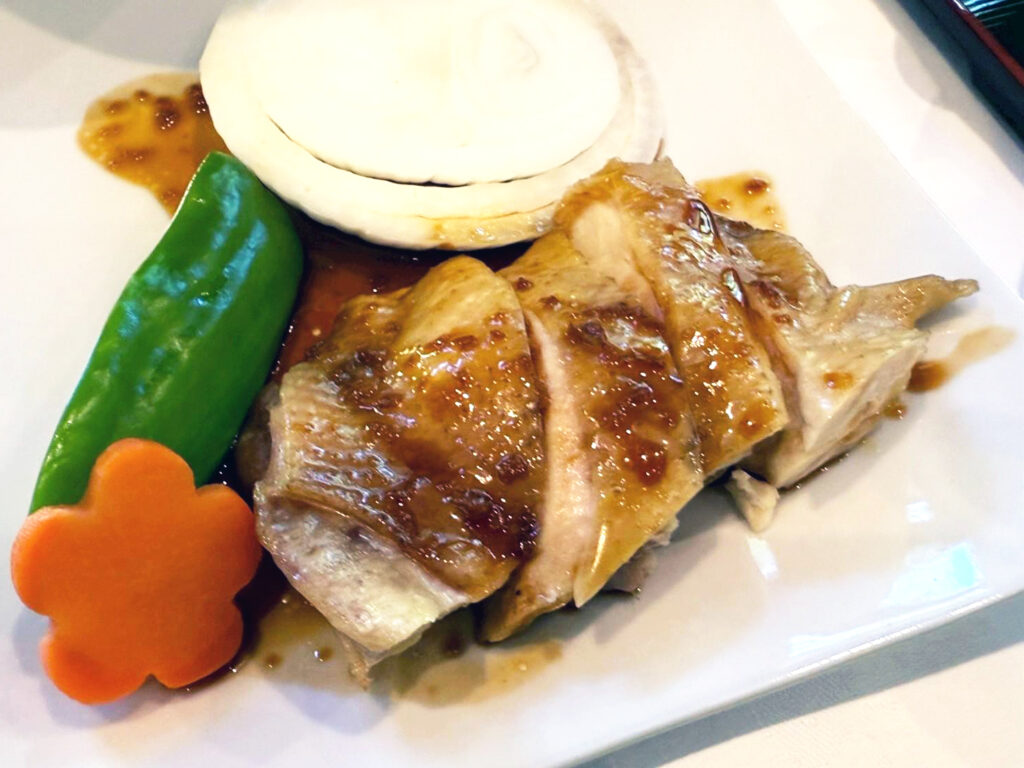 プリプリの鶏肉を陶板焼きで堪能！