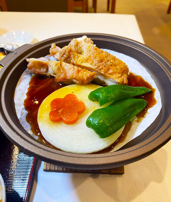 プリプリの鶏肉を陶板焼きで堪能!